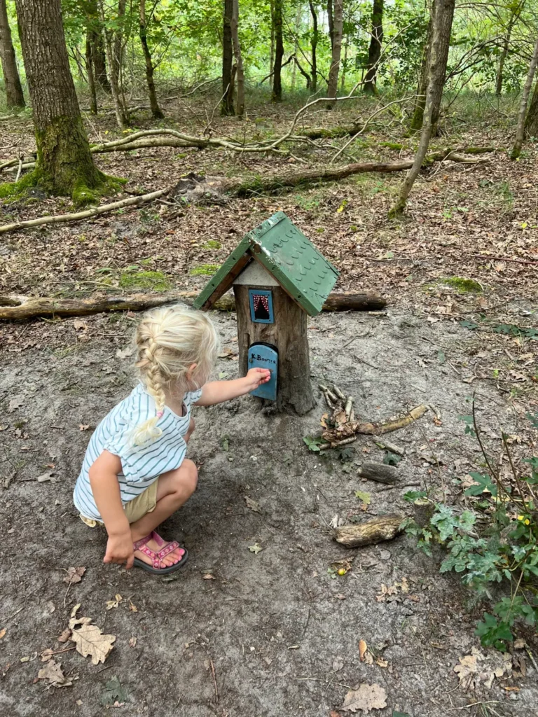 Kind op het Kabouterpad bij het Lauwersnest. Een van de leukste gratis uitjes voor kinderen in Groningen