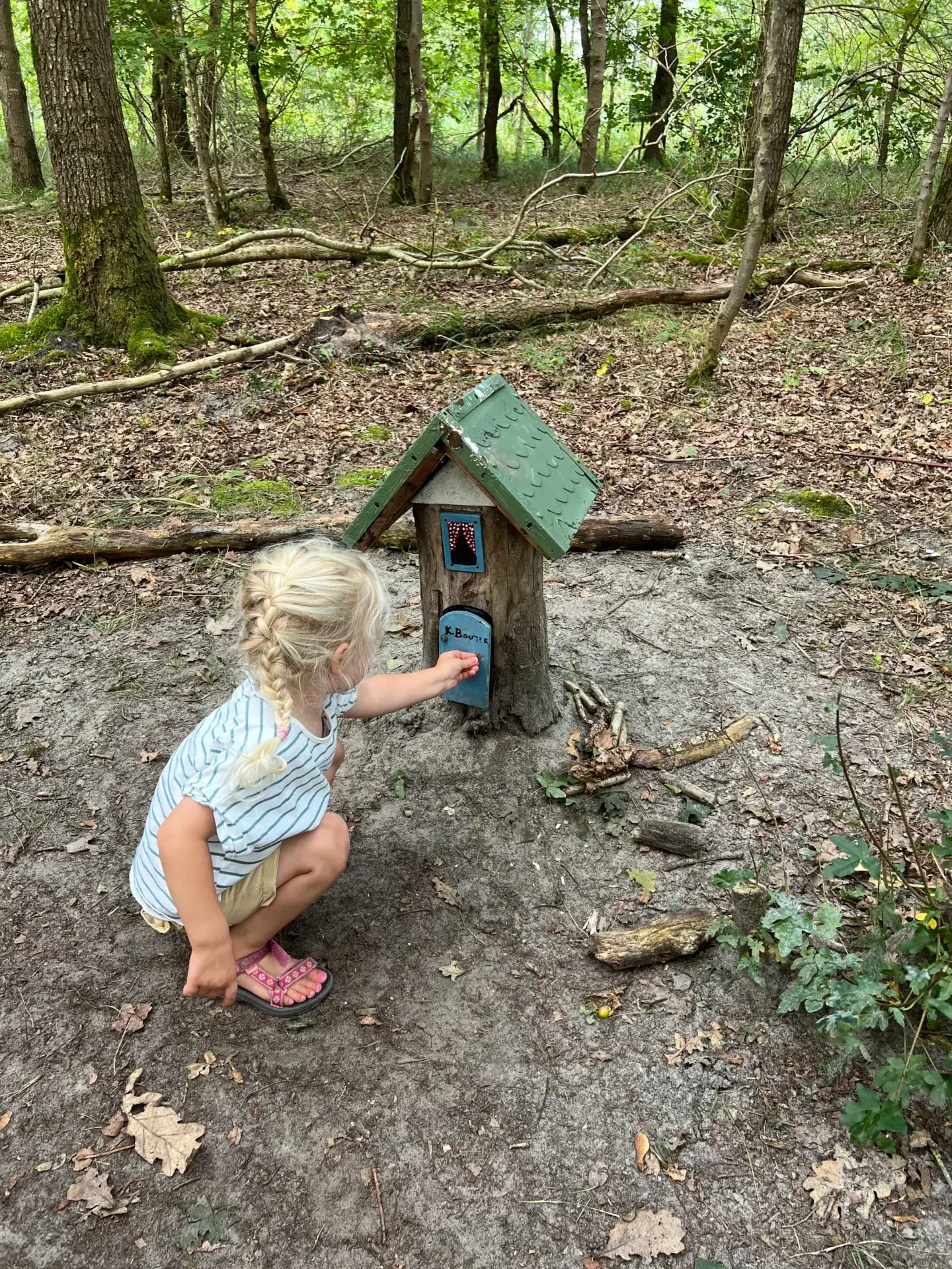 Kind op het Kabouterpad bij het Lauwersnest. Een van de leukste gratis uitjes voor kinderen in Groningen
