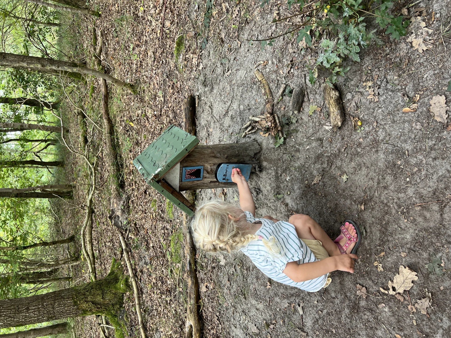 Kind op het Kabouterpad bij het Lauwersnest. Een van de leukste gratis uitjes voor kinderen in Groningen