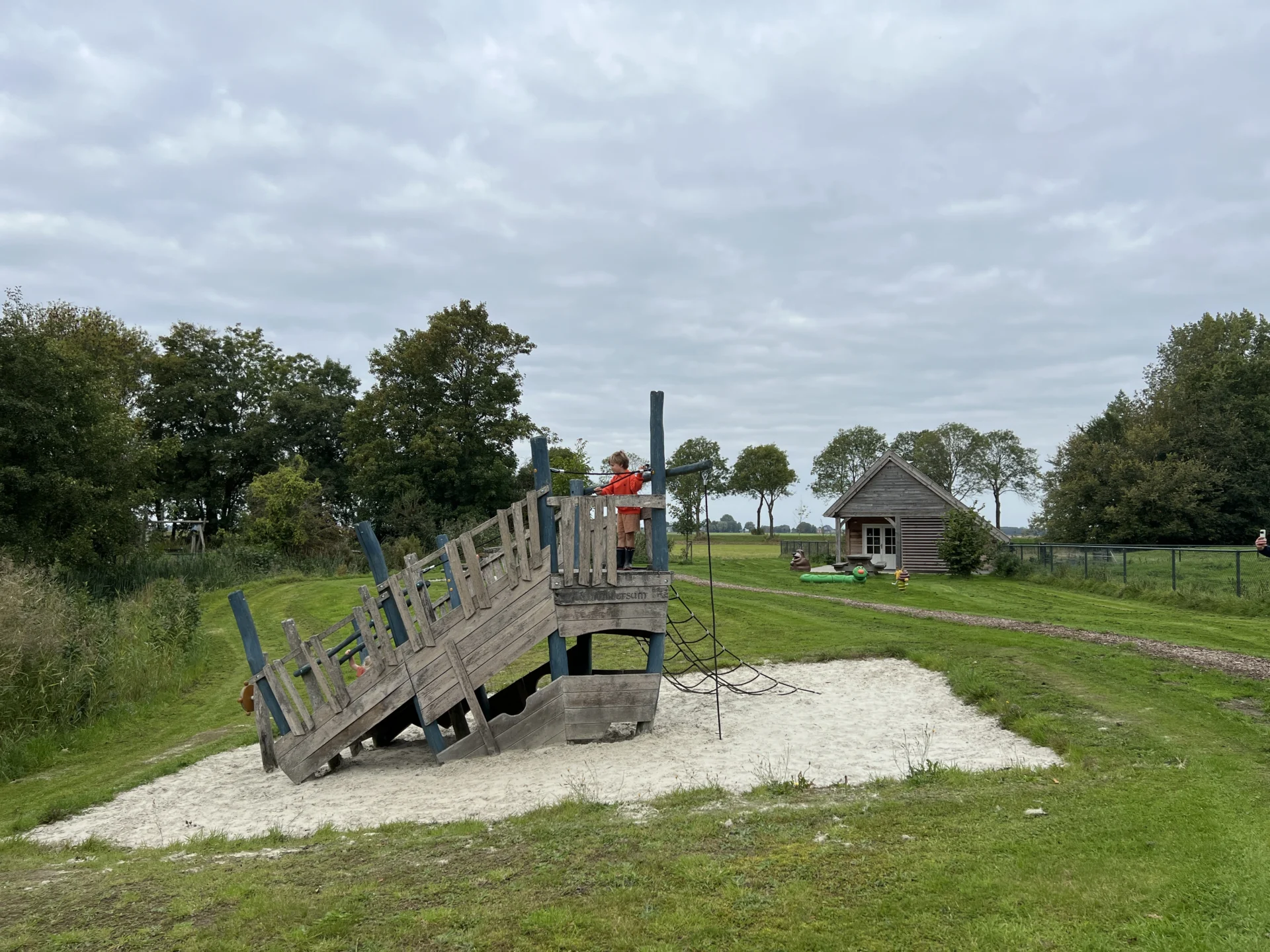 Kinderen spelen in de speelweide van Landgoed Verhildersum in Leens, Groningen